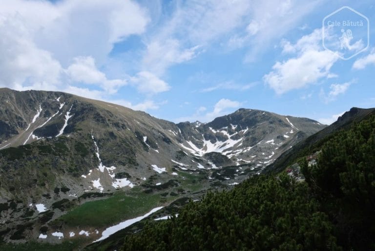 Ghidul complet al traseelor din Munții Parâng – Natură, lacuri și vârfuri de peste 2500 m