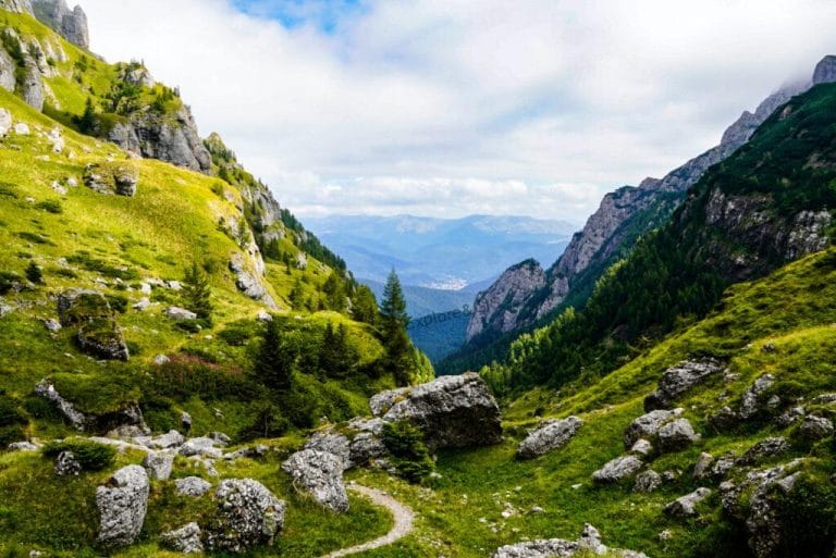 Top 10 trasee spectaculoase din Carpații Meridionali pe care trebuie să le parcurgi