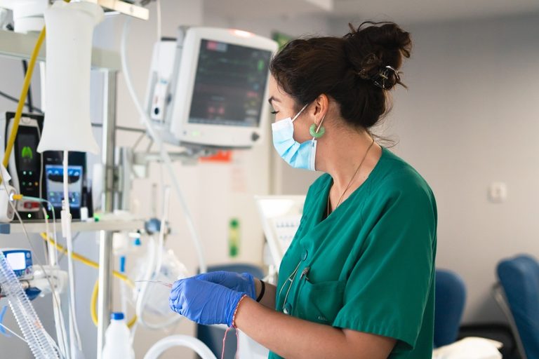 Importanța alegerii măștilor medicale chirurgicale de calitate superioară pentru protecția sănătății e1b347b0f8a3bbae7cb24f98df04c3f305