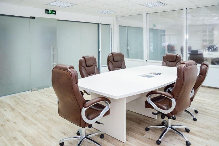 Izolarea fonică a pardoselii flotante: ce contează în proiectare și montaj