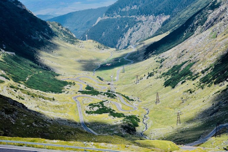 Șoseaua Transfăgărășan serpuind printr-o vale de munte din Carpații românești
