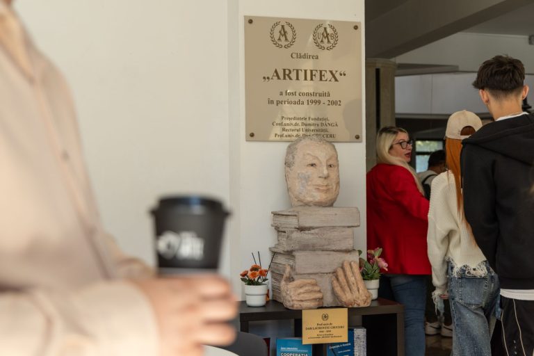 Universitatea ARTIFEX din București a deschis oficial anul universitar 2026–2027 Placa clădirii Artifex și bustul prof. univ. dr. Dan Laurențiu Cruceru, în holul Universității ARTIFEX din București